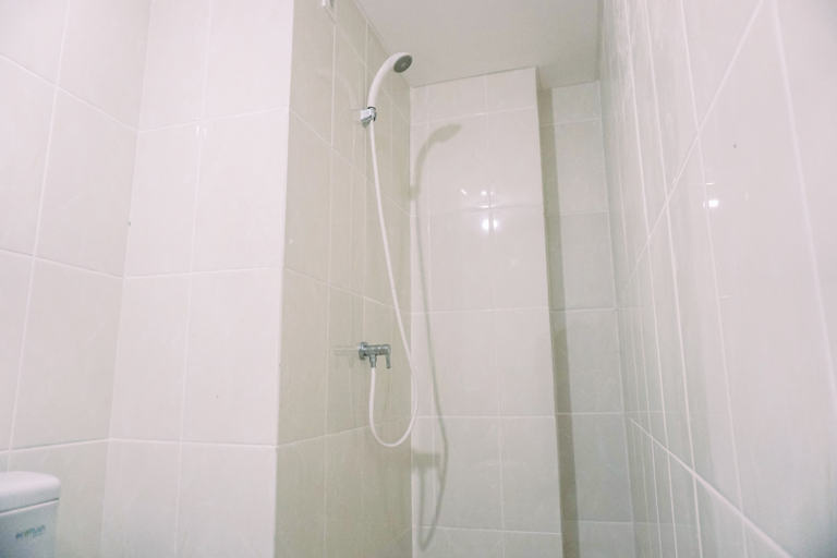 Bathroom 5, Modern and Homey 2BR Apartment at M-Town Residence By Travelio, Tangerang