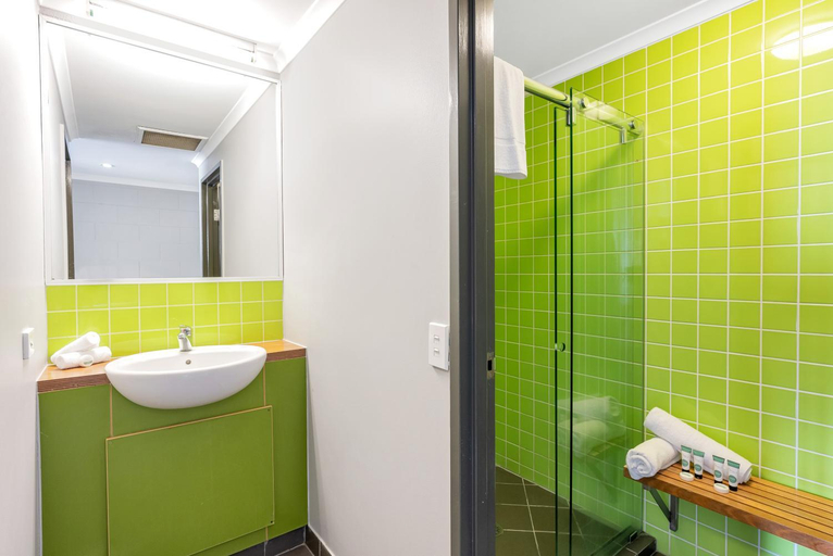 Bathroom 3, Gilligan’s Hotel & Resort, Cairns