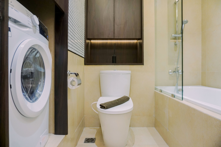 Bathroom 3, Spacious 1BR with Extra Room Branz BSD City Apartment By Travelio, Tangerang Selatan