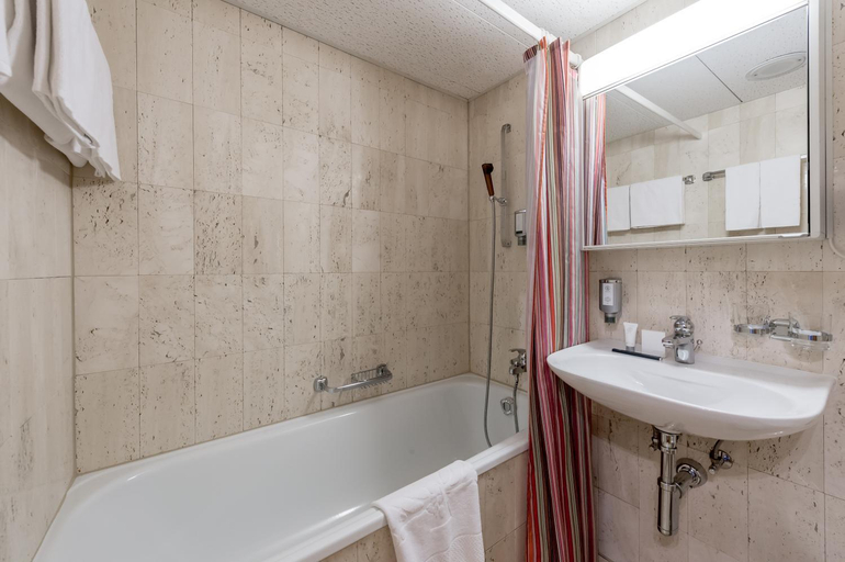 Bathroom 4, Boutique Hotel Cervus, Maloja