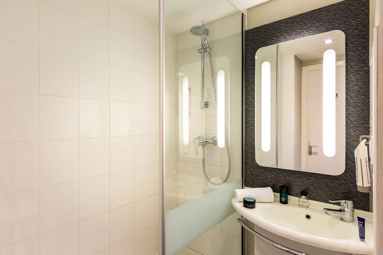 Bathroom 3, Ibis Reading Hotel, Reading