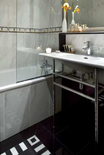 Bathroom 4, Les Jardins du Marais, Paris