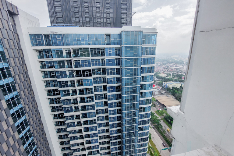 Exterior & Views, Comfort and High Floor Studio at Brooklyn Alam Sutera Apartment By Travelio, Tangerang