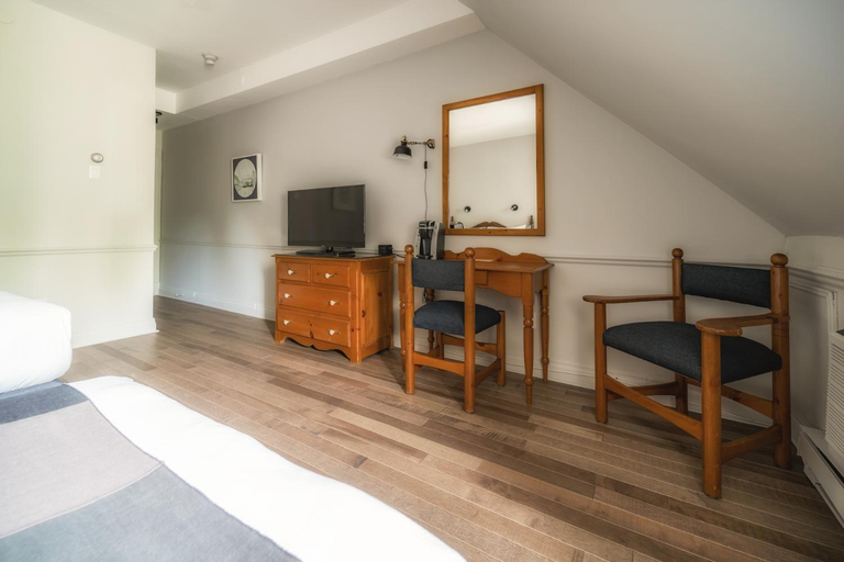 Bedroom 3, Hotel Cap-aux-Pierres, Charlevoix