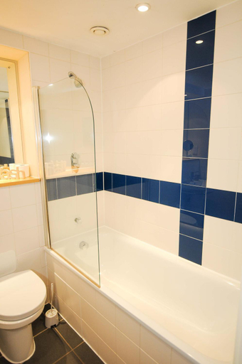 Bathroom 2, Hamilton Court Apartments from Your Stay Bristol, Bristol