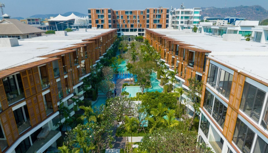 Exterior & Views
