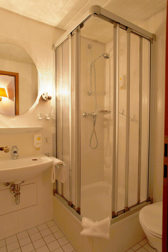 Bathroom 5, Hotel Kleefelder Hof, Region Hannover