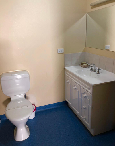 Bathroom 4, Sheffield Motor Inn, Kentish