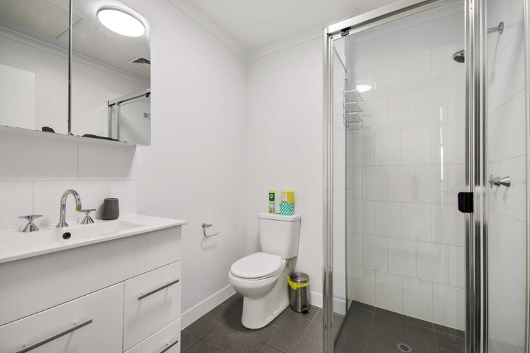 Bathroom 2, Swainson on Synagogue, Adelaide