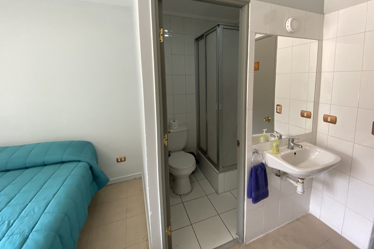 Bathroom 3, Hostel Cienfuegos, Santiago