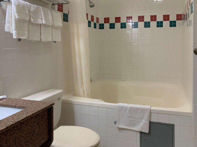 Bathroom 4, Quality Inn Ottawa near Starved Rock State Park, La Salle