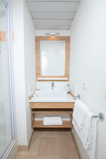 Bathroom 3, Privilodges Lyon, Rhône
