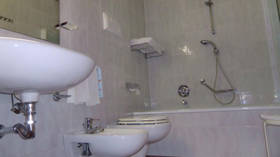 Bathroom 5, Hotel Giardino, Prato