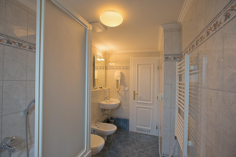 Bathroom 4, Hotel Tyl, Praha 2