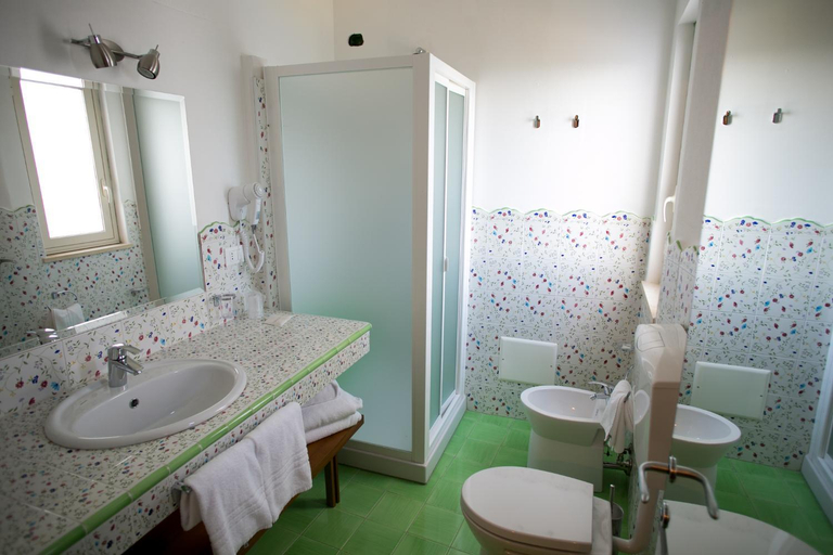 Bathroom 4, Nike Hotel, Messina
