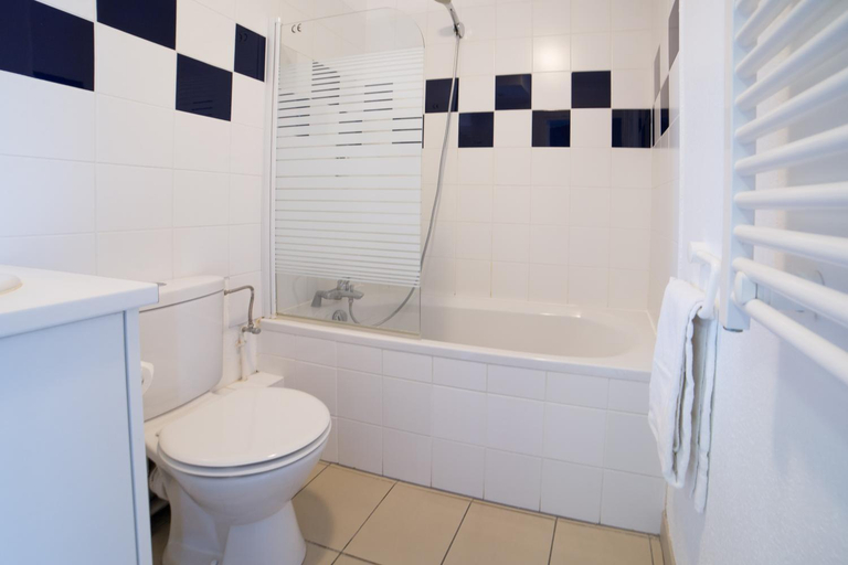 Bathroom 4, Residence Cerise Strasbourg, Bas-Rhin