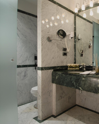 Bathroom 4, Degli Orafi, Florence