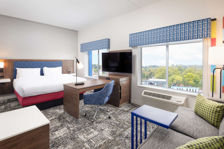 Bedroom 3, Hampton Inn & Suites Rochester Downtown, Monroe
