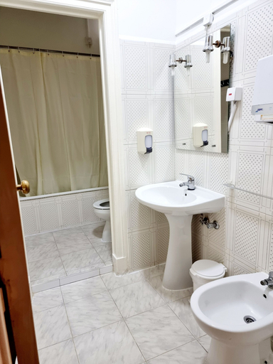 Bathroom 3, Bons Dias, Lisbon