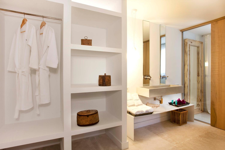 Bathroom 5, Paraiso De Los Pinos Apartments, Baleares