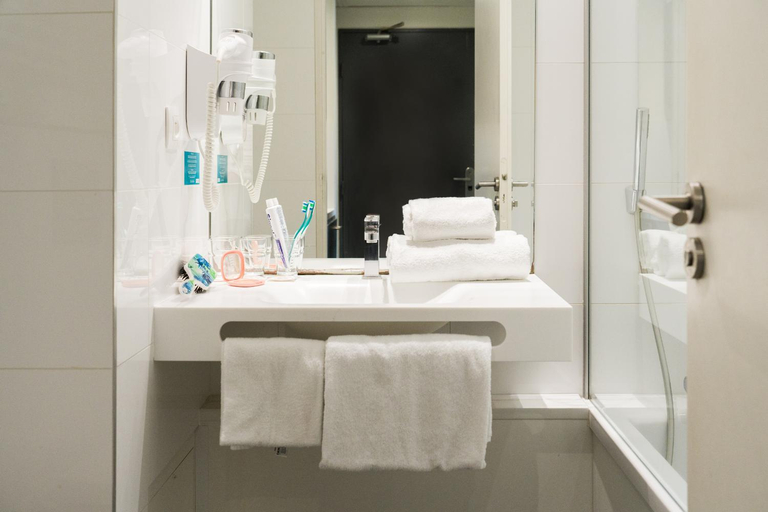 Bathroom 4, Appart hotel Victoria Garden Bordeaux, Gironde