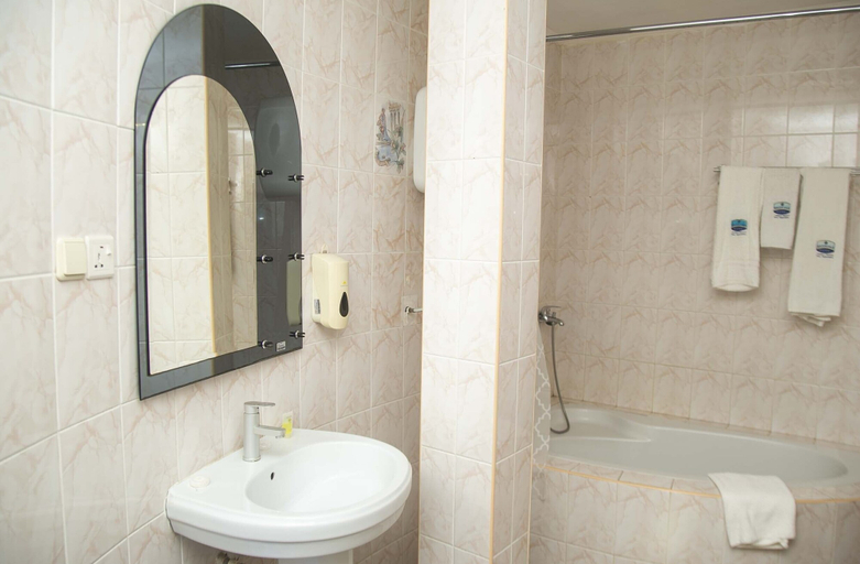 Bathroom 4, BROOKVALE HOTEL, Ga West