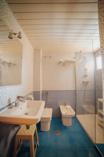 Bathroom 4, Palm Court, Alicante