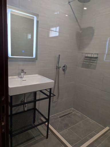 Bathroom 4, Hotel Salvadore, Vlorës