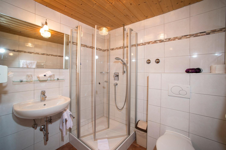 Bathroom 4, Aktivhotel & Gasthof Schmelz, Traunstein