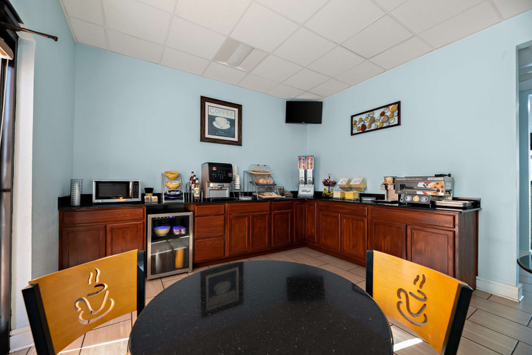 Food & Drinks 5, SureStay Hotel by Best Western Clermont Theme Park West, Polk
