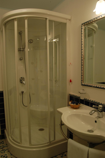 Bathroom 5, Hotel Bougainville, Messina