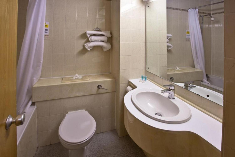 Bathroom 4, Britannia Aberdeen Hotel, Aberdeen