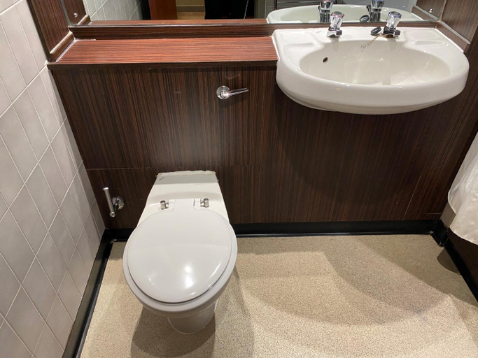 Bathroom 5, Mercure Bradford Bankfield Hotel, Bradford