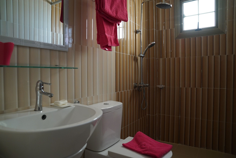 Bathroom 3, Oasis Seaside by Barok, Dakar