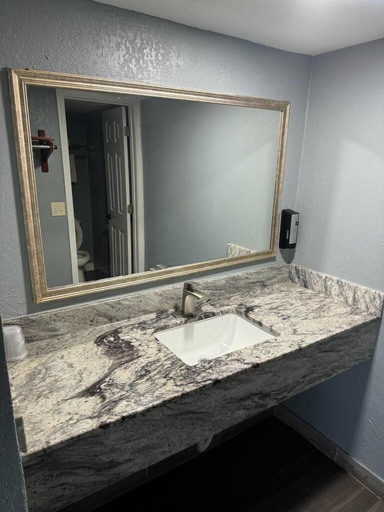 Bathroom 3, Midtown Lodge, Duval