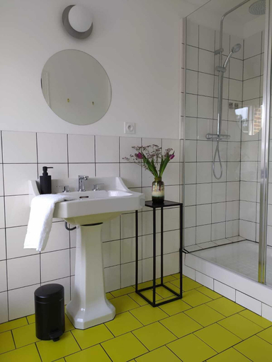 Bathroom 4, maison seize, Orne