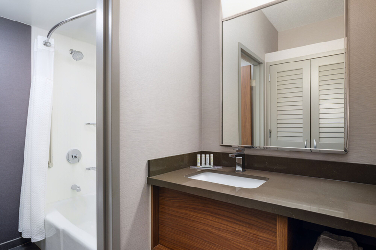 Bathroom 4, Courtyard by Marriott Columbus Worthington, Franklin
