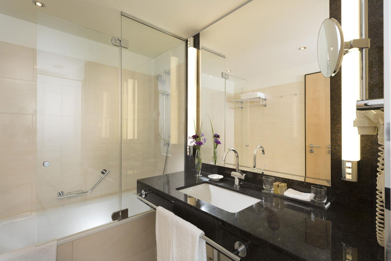 Bathroom 4, Maritim Hotel Dusseldorf, Düsseldorf