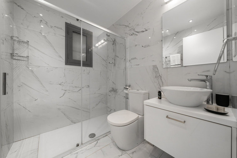 Bathroom 5, Silver Park