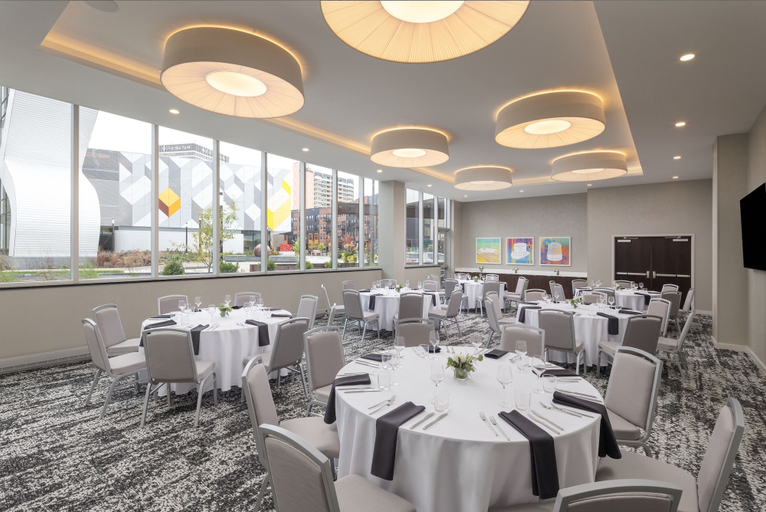 Food & Drinks 5, Hampton Inn & Suites Rochester Downtown, Monroe