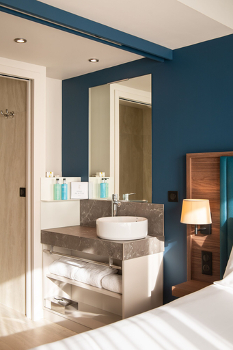 Bathroom 4, Hotel de la Cité, Loire-Atlantique