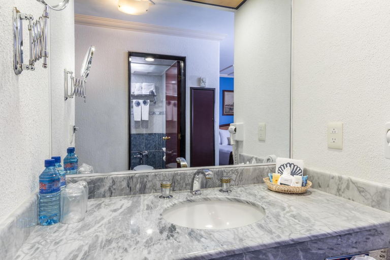 Bathroom 4, Hotel Estoril, Mexico City