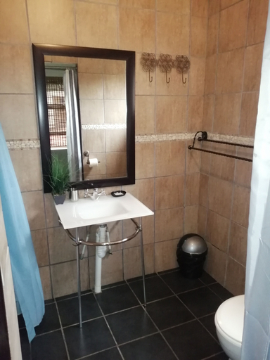Bathroom 3, 24 Onvrey Guest House, Ekurhuleni