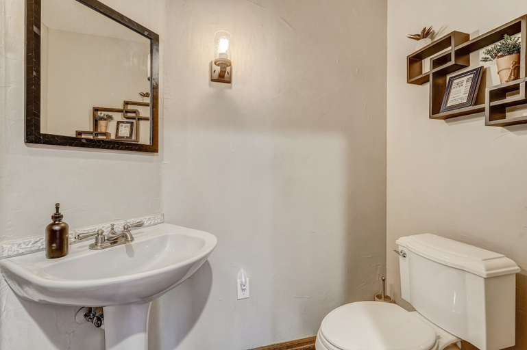Bathroom 4, Bakers Creek, Teller