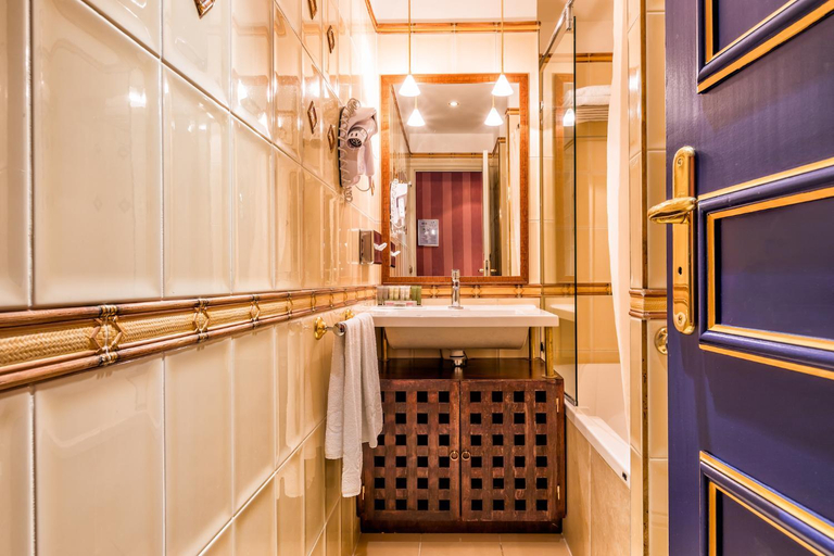 Bathroom 2, Villa Pantheon Hotel, Paris