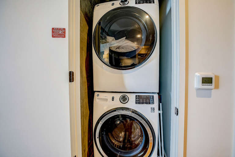 Others 4, 2BR Condo near Rainey St | Heated Pool | Gym | Bar, Travis