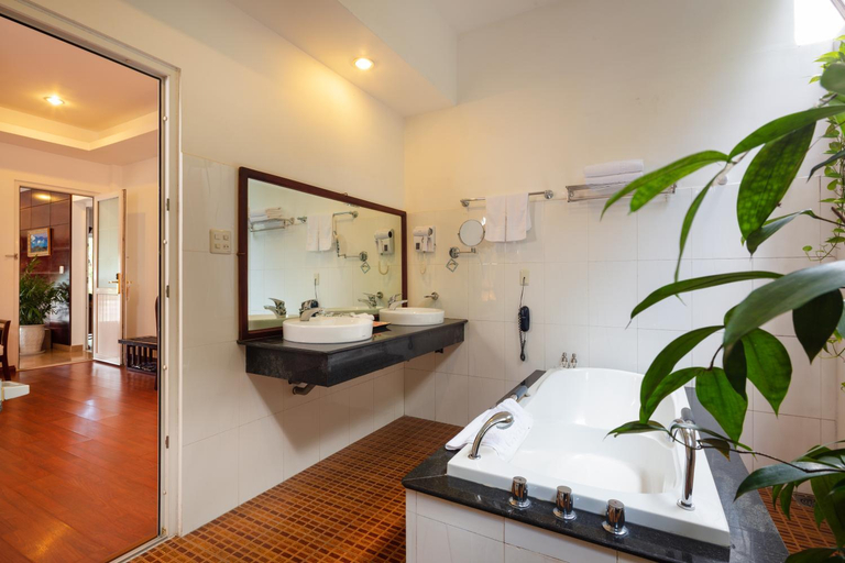 Bathroom 5, VietStar Resort & Spa, Tuy Hoa