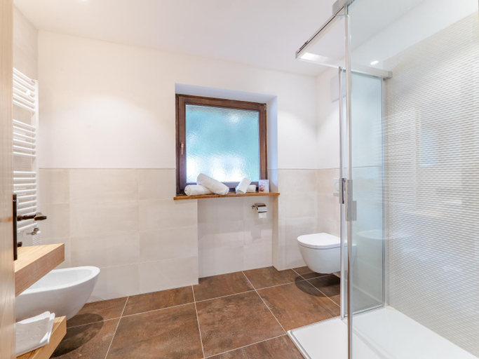 Bathroom 4, Hotel Alaska, Bolzano