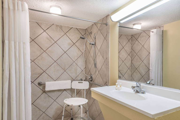 Bathroom 4, Baymont by Wyndham Lumberton NC, Robeson