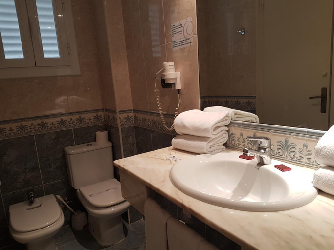 Bathroom 3, Hotel Apartamentos Solimar, Tarragona